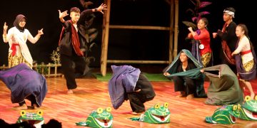 PESERTA saat tampil dalam Festival Permainan Rakyat Jawa Barat di Teater Tertutup Taman Budaya Jawa Barat, Jln. Bukit Dago Selatan, Kota Bandung, Rabu (25/6/2025). (Eci/pasjabar)