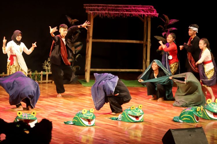 PESERTA saat tampil dalam Festival Permainan Rakyat Jawa Barat di Teater Tertutup Taman Budaya Jawa Barat, Jln. Bukit Dago Selatan, Kota Bandung, Rabu (25/6/2025). (Eci/pasjabar)