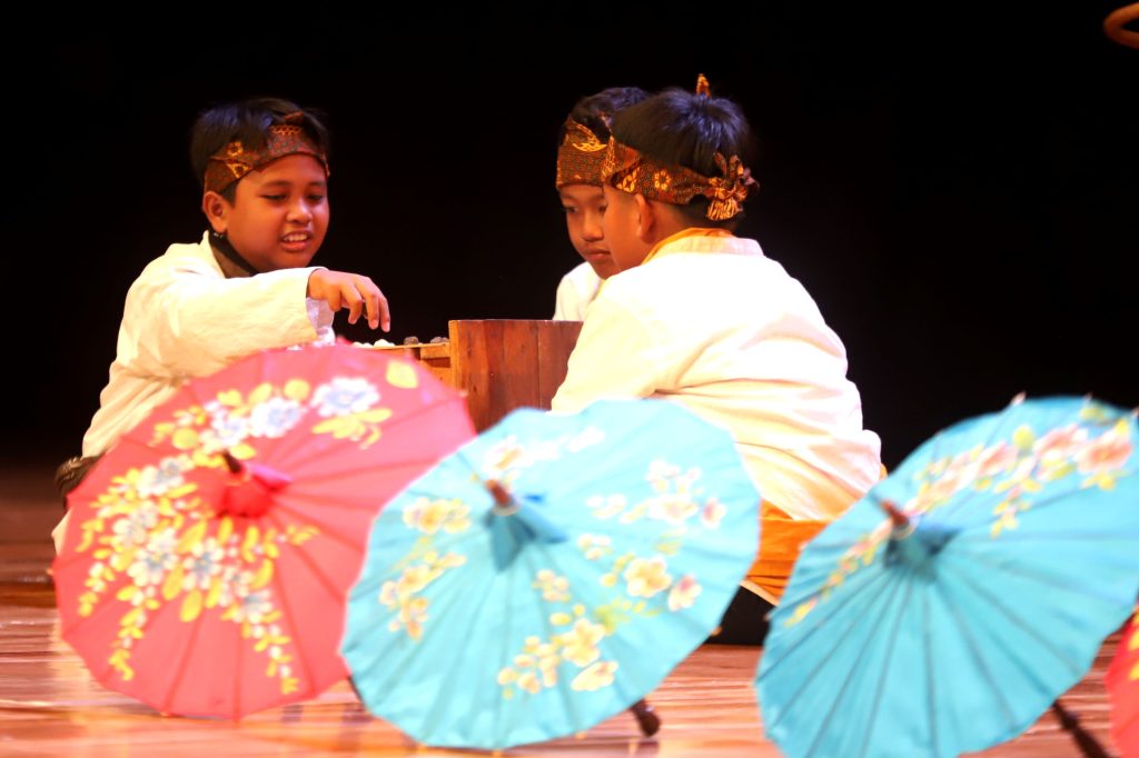 PESERTA saat tampil dalam Festival Permainan Rakyat Jawa Barat di Teater Tertutup Taman Budaya Jawa Barat, Jln. Bukit Dago Selatan, Kota Bandung, Rabu (25/6/2025). (Eci/pasjabar)