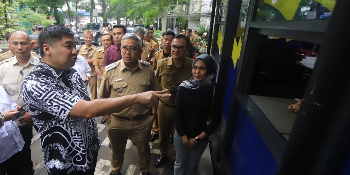Menteri Perumahan dan Kawasan Permukiman (PKP) Maruarar Sirait bersama Sekda Jawa Barat, Herman Suryatman dan Wali Kota Bandung Muhammad Farhan meninjau pelayanan publik di Mall Pelayanan Publik, Jln. Cianjur, Kota Bandung, Selasa (3/6/2025). (Eci/pasjabar)