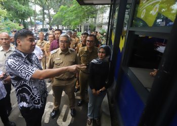 Menteri Perumahan dan Kawasan Permukiman (PKP) Maruarar Sirait bersama Sekda Jawa Barat, Herman Suryatman dan Wali Kota Bandung Muhammad Farhan meninjau pelayanan publik di Mall Pelayanan Publik, Jln. Cianjur, Kota Bandung, Selasa (3/6/2025). (Eci/pasjabar)