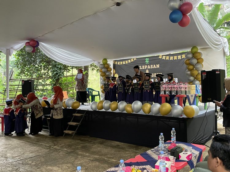 Pentas Ceria di Tanah Wakaf: Pelepasan Siswa KOBER Khairina Penuh Haru