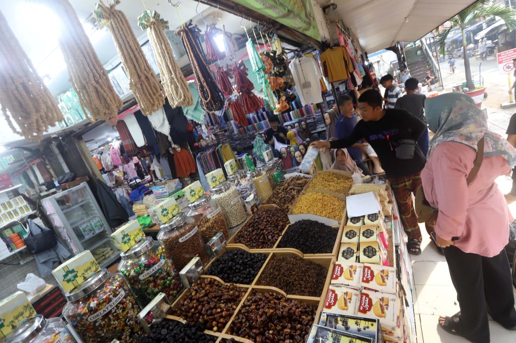 oleh-oleh haji di Pasar Baru, Jln. Oto Iskandar Dinata, Kota Bandung, Rabu (11/6/2025). (Eci/pasjabar)