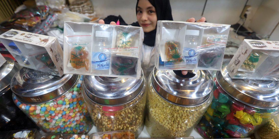 pedagang oleh-oleh haji di Pasar Baru, Jln. Oto Iskandar Dinata, Kota Bandung, Rabu (11/6/2025). (Eci/pasjabar)