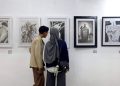 PENGUNJUNG mengamati karya mahasiswa yang dipamerkan pada kegiatan Pameran Studi Seni Sketsa dan Drawing dengan tema "Tubuh Arena", di Hallway Space, Pasar Kosambi, Jln. Ahmad Yani, Kota Bandung, Kamis (12/6/2025). (eci/pasjabar)