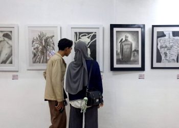 PENGUNJUNG mengamati karya mahasiswa yang dipamerkan pada kegiatan Pameran Studi Seni Sketsa dan Drawing dengan tema "Tubuh Arena", di Hallway Space, Pasar Kosambi, Jln. Ahmad Yani, Kota Bandung, Kamis (12/6/2025). (eci/pasjabar)