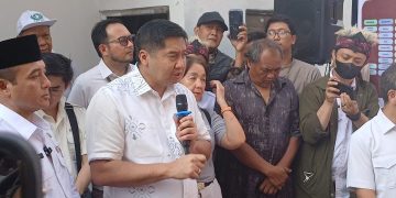 Maruarar Sirait tegur Pejabat Balai saat tinjau Program Rutilahu di Bandung. (Ave/pasjabar)