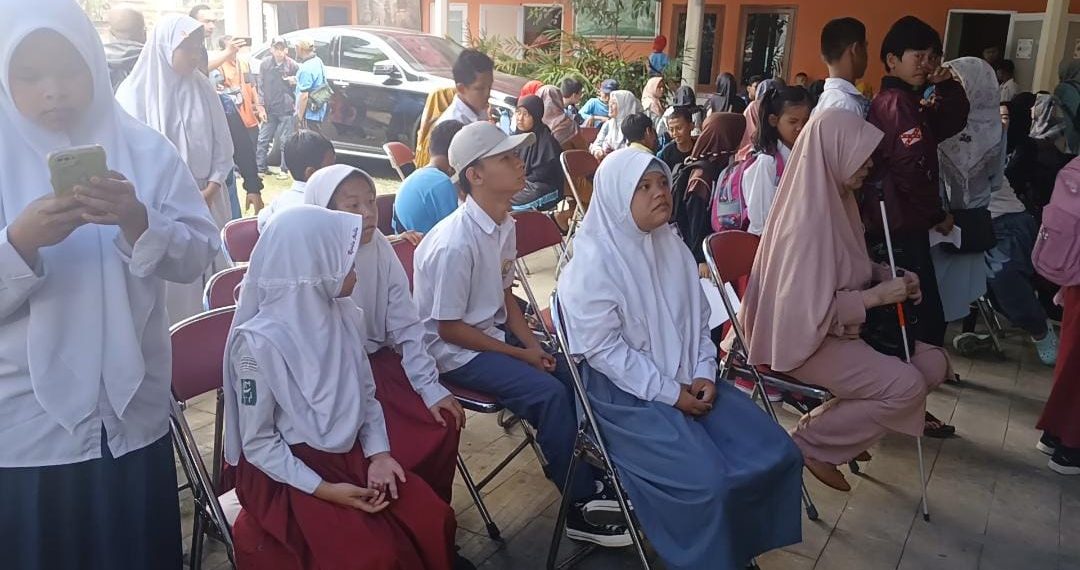 siswa SLB Bandung dapat bantuan sekolah, ada seragam hingga obat gratis. (Ave/pasjabar)