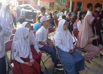 siswa SLB Bandung dapat bantuan sekolah, ada seragam hingga obat gratis. (Ave/pasjabar)