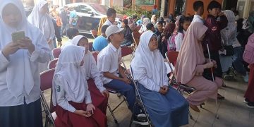 siswa SLB Bandung dapat bantuan sekolah, ada seragam hingga obat gratis. (Ave/pasjabar)