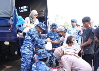 TNI AU Peduli, Lanud Husein Sastranegara distribusikan ratusan paket sembako. (Ist)