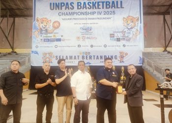 Wakil Rektor Bidang Akademik dan Kemahasiswaan Unpas, Prof. Dr. Cartono, M.Pd., M.T., secara simbolis membuka Unpas Basketball Championship IV 2025 di GOR Padjajaran, Kamis (26/6). Acara ini turut dihadiri jajaran pimpinan Unpas, perwakilan KONI, Dispora, dan PERBASI Jabar. (foto: jbe)