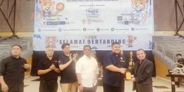 Wakil Rektor Bidang Akademik dan Kemahasiswaan Unpas, Prof. Dr. Cartono, M.Pd., M.T., secara simbolis membuka Unpas Basketball Championship IV 2025 di GOR Padjajaran, Kamis (26/6). Acara ini turut dihadiri jajaran pimpinan Unpas, perwakilan KONI, Dispora, dan PERBASI Jabar. (foto: jbe)