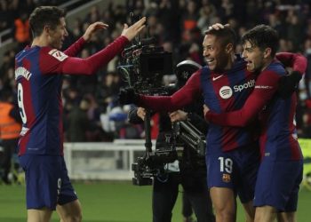 Eks pelatih Barcelona, Xavi Hernandez, dituding menjadi penyebab Vitor Roque (tengah) gagal beradaptasi. (LLUIS GENE / AFP)