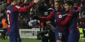 Eks pelatih Barcelona, Xavi Hernandez, dituding menjadi penyebab Vitor Roque (tengah) gagal beradaptasi. (LLUIS GENE / AFP)