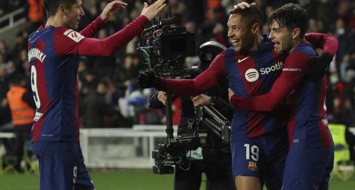 Eks pelatih Barcelona, Xavi Hernandez, dituding menjadi penyebab Vitor Roque (tengah) gagal beradaptasi. (LLUIS GENE / AFP)