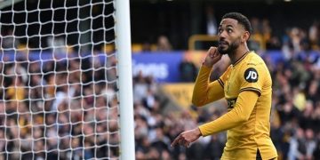 Striker Wolverhampton Wanderers Matheus Cunha bereaksi setelah mencetak gol keempat pada pertandingan Inggris antara Wolverhampton Wanderers dan Tottenham Hotspur di stadion Molineux di Wolverhampton, Inggris tengah pada 13 April 2025.(AFP/JUSTIN TALLIS)