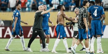 Enzo Maresca dan skuad Chelsea usai mengalahkan Benfica di babak 16 besar Piala Dunia Antarklub 2025. (Foto: Jose Hernandez/Anadolu via Getty Images)