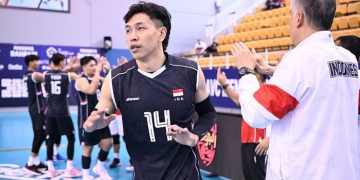 Farhan Halim melakukan tos sebelum beraksi membela Indonesia melawan Bahrain pada AVC Nations Cup 2025. (ASIANVOLLEYBALL.NET)