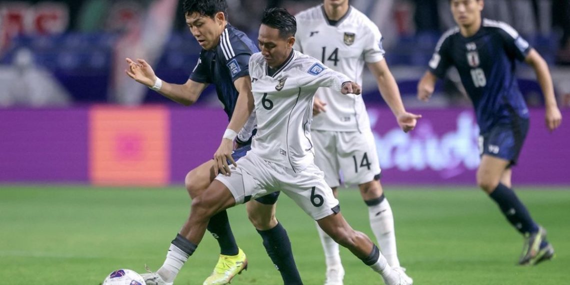 Duel Wataru Endo dengan Beckham Putra. (Photo by PAUL MILLER / AFP)