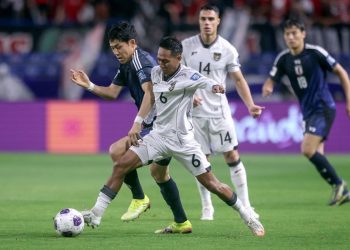 Duel Wataru Endo dengan Beckham Putra. (Photo by PAUL MILLER / AFP)