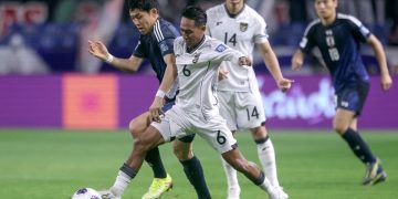 Duel Wataru Endo dengan Beckham Putra. (Photo by PAUL MILLER / AFP)