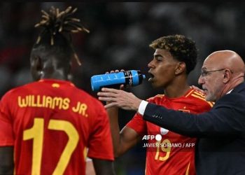 Wonderkid Spanyol, Lamine Yamal (tengah) menunjukkan aksi tak terpuji saat melihat Portugal merayakan gelar juara UEFA Nations League 2024-2025. (JAVIER SORIANO/AFP)