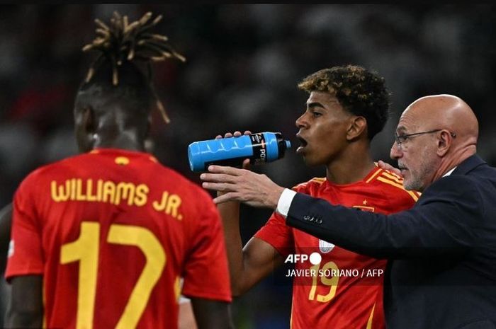 Wonderkid Spanyol, Lamine Yamal (tengah) menunjukkan aksi tak terpuji saat melihat Portugal merayakan gelar juara UEFA Nations League 2024-2025. (JAVIER SORIANO/AFP)