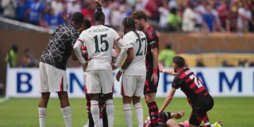 Pemain Chelsea Nicolas Jackson menerima kartu merah dalam laga Piala Dunia Antarklub melawan Flamengo, Sabtu, 21 Juni 2025. (c) AP Photo/Chris Szagola