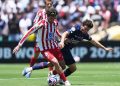 Joao Neves (PSG) dan Rodrigo De Paul (Atletico Madrid) berebut bola dalam laga Club World Cup Grup B di Pasadena, California (c) AP Photo/Jae Hong