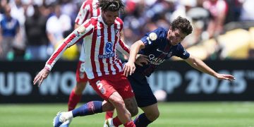 Joao Neves (PSG) dan Rodrigo De Paul (Atletico Madrid) berebut bola dalam laga Club World Cup Grup B di Pasadena, California (c) AP Photo/Jae Hong