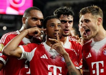 Michael Olise (tengah) merayakan gol kedua Bayern. Foto: FC Bayern via Getty Images/S. Mellar