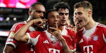 Michael Olise (tengah) merayakan gol kedua Bayern. Foto: FC Bayern via Getty Images/S. Mellar