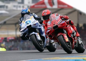 Marc Marquez kalahkan Alex Marquez di duel Sprint Race MotoGP 2025. (REUTERS/Stephane Mahe)