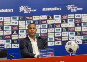 Pelatih timnas Indonesia, Patrick Kluiert, saat memberikan keterangan kepada media pasca laga melawan Jepang, Selasa (10/6/2025). © PSSI PERS