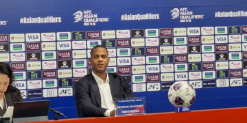 Pelatih timnas Indonesia, Patrick Kluiert, saat memberikan keterangan kepada media pasca laga melawan Jepang, Selasa (10/6/2025). © PSSI PERS