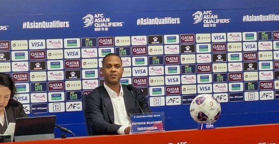 Pelatih timnas Indonesia, Patrick Kluiert, saat memberikan keterangan kepada media pasca laga melawan Jepang, Selasa (10/6/2025). © PSSI PERS