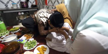 Wakil Wali Kota Bandung, Erwin mengunjungi rumah Ma Aah selaku ibu asuh dalam rangka program “Bandung Nyaah ka Indung”, di RT 07 RW 04 Kelurahan Pungkur, Kecamatan Regol, Kota Bandung, Jumat (20/6/2025). (Eci/pasjabar)