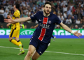 Pemain Paris Saint Germain (PSG), Khvicha Kvaratskhelia melakukan selebrasi usai mencetak gol ke gawang Inter Milan di final Liga Champions. PSG menjadi juara Liga Champion usai mengalahkan Inter Milan./ REUTERS/Kai Pfaffenbach