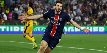 Pemain Paris Saint Germain (PSG), Khvicha Kvaratskhelia melakukan selebrasi usai mencetak gol ke gawang Inter Milan di final Liga Champions. PSG menjadi juara Liga Champion usai mengalahkan Inter Milan./ REUTERS/Kai Pfaffenbach
