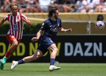 Khvicha Kvaratskhelia beraksi saat PSG mengalahkan Atletico Madrid di Piala Dunia Klub 2025. (HARRY HOW/AFP)