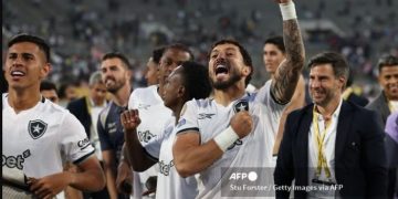 Reaksi Alex Telles dan awak Botafogo selepas kemenangan atas PSG pada laga Piala Dunia Klub 2025 di Rose Bowl, Pasadena (19/6/2025).STU FORSTER/AFP