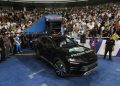Presiden Uzbekistan Shavkat Mirziyoyev memberikan penghargaan kepada setiap pemain tim nasional berupa satu unit mobil usai memastikan lolos ke Piala Dunia FIFA 2026. (REUTERS/Maxim Shemetov)