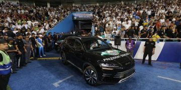 Presiden Uzbekistan Shavkat Mirziyoyev memberikan penghargaan kepada setiap pemain tim nasional berupa satu unit mobil usai memastikan lolos ke Piala Dunia FIFA 2026. (REUTERS/Maxim Shemetov)