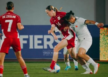 Penyerang Timnas Putri Indonesia Isa Warps saat duel dengan pemain Kirgistan. (Dok PSSI)