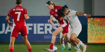 Penyerang Timnas Putri Indonesia Isa Warps saat duel dengan pemain Kirgistan. (Dok PSSI)