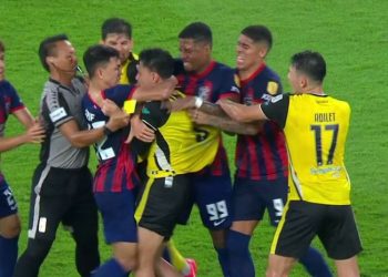 Perkelahian Arif Aiman dan Tommy Mawat dalam laga Johor Darul Takzim Vs Perak FC dalam lanjutan Liga Super Malaysia, di Stadion Sultan Ibrahim, Minggu (10/11/2024). (ASTRO ARENA)