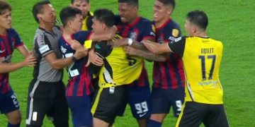 Perkelahian Arif Aiman dan Tommy Mawat dalam laga Johor Darul Takzim Vs Perak FC dalam lanjutan Liga Super Malaysia, di Stadion Sultan Ibrahim, Minggu (10/11/2024). (ASTRO ARENA)