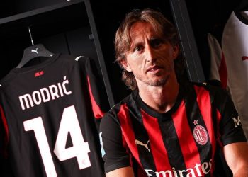 Luka Modric bergabung dengan AC Milan dalam usia sudah hampir 40 tahun. (X.COM @ACMILAN)
