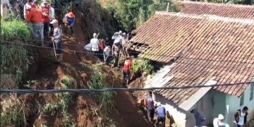 Tebing 7 Meter Longsor, Satu Warga Meninggal di Lembang